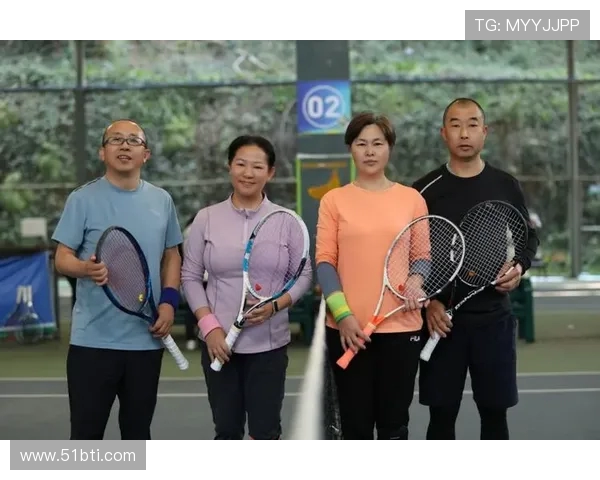 2025 贵州中老年网球赛贵阳开赛 银发选手挥拍展健康风采